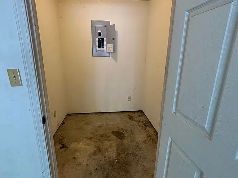 3320 N Detroit Ave — Photo 6