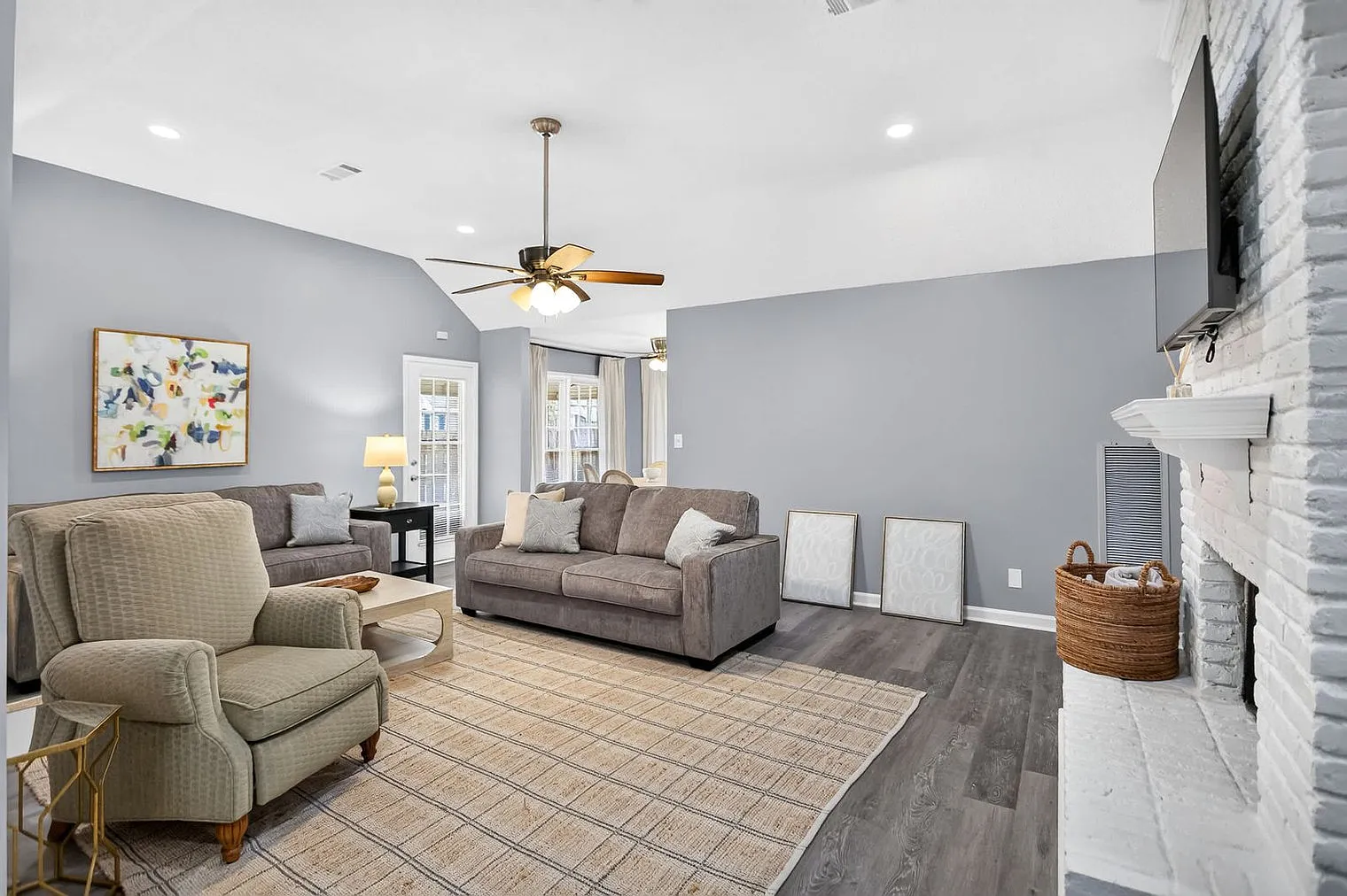 3 bed, 2.0 bath, 1646 sqft, $5,826 — Photo 4