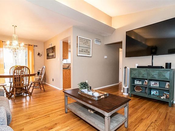 5th image of 707 Southshire Dr
