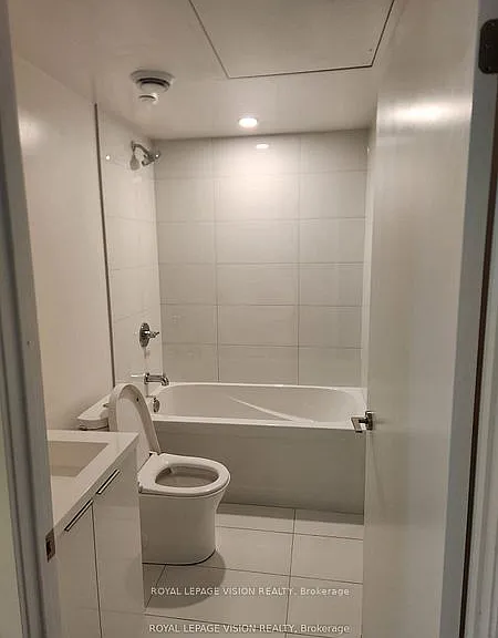 230 Simcoe St #1033 — Photo 8