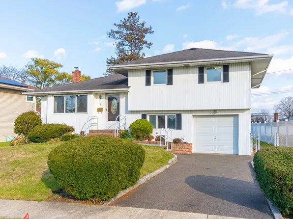 8 Spector Ln, Plainview, NY 11803