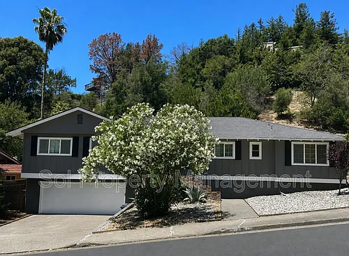 67 Elizabeth Way Photo 1
