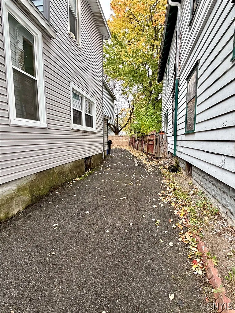 3 bed, 1.0 bath, 1274 sqft, $1,550 — Photo 3