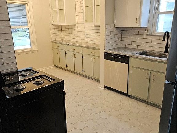 3rd image of 6006 Forest Ave