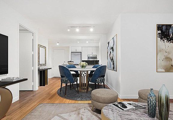 3rd image of 320 W 38th St APT 611