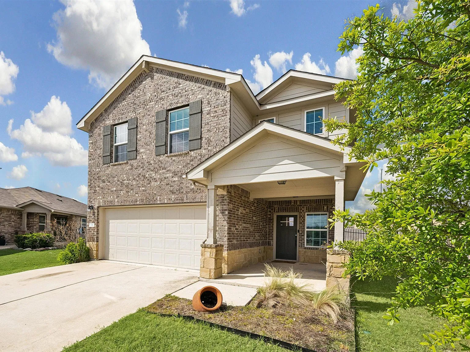 6 bed, 2.5 bath, 2393 sqft, $2,050 — Photo 2