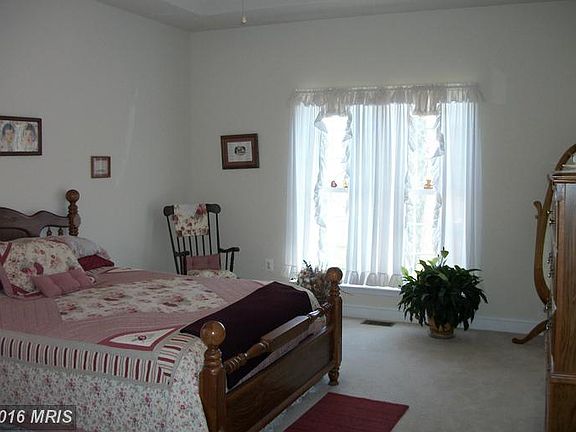 4th image of 401 Montgomery Ct