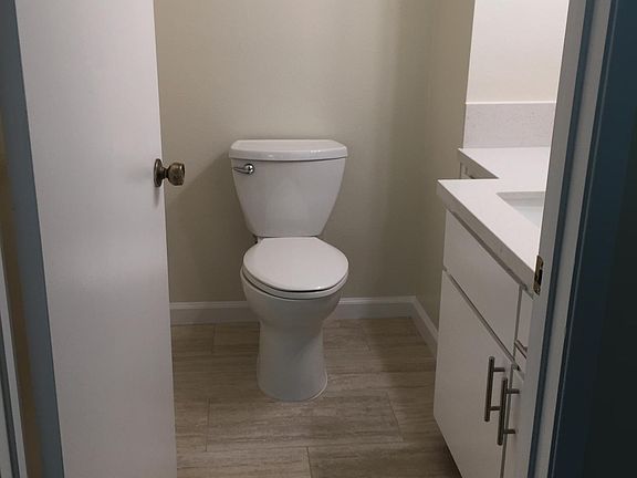 5th image of 231 Roswell Ave APT 2
