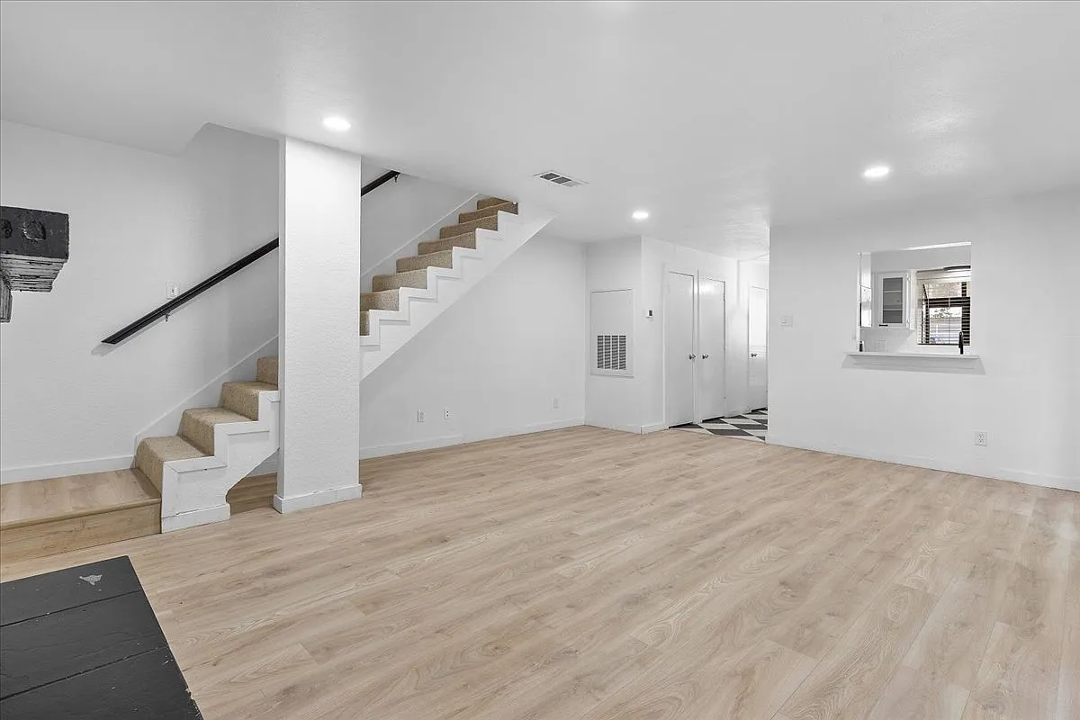 2 bed, 1003 sqft, $2,750 — Photo 4