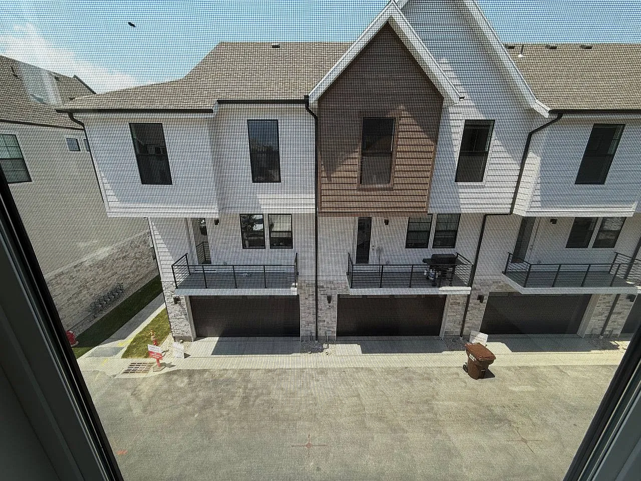 3 bed, 2.5 bath, 1648 sqft, $2,295 — Photo 2