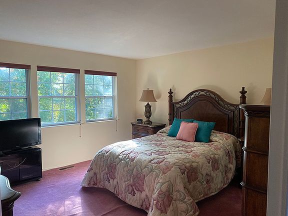 5th image of 254 Fairfield Dr E