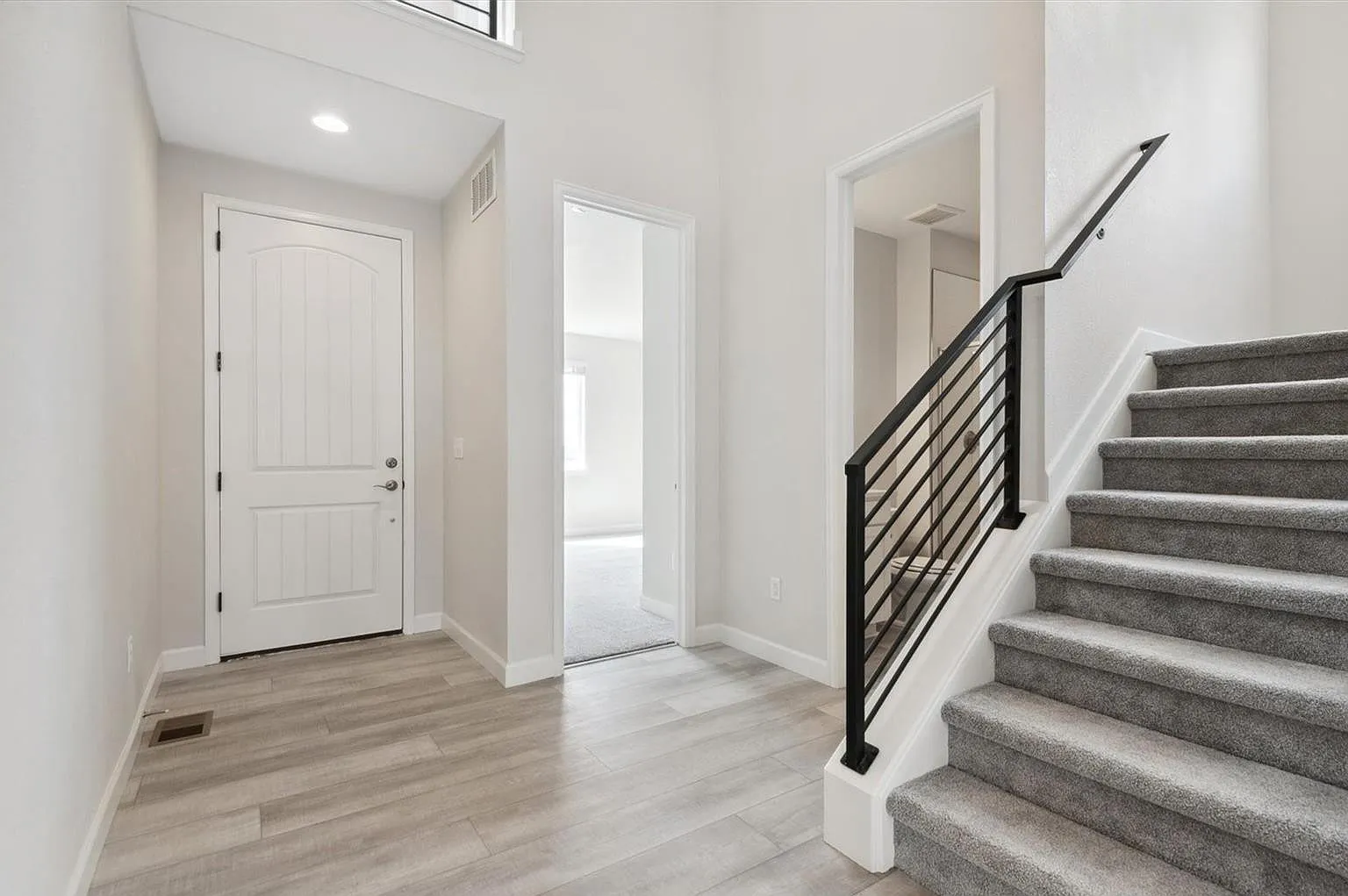 5 bed, 4001 sqft, $3,900 — Photo 2