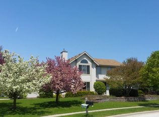 858 Laureate Dr, Pewaukee, WI 53072