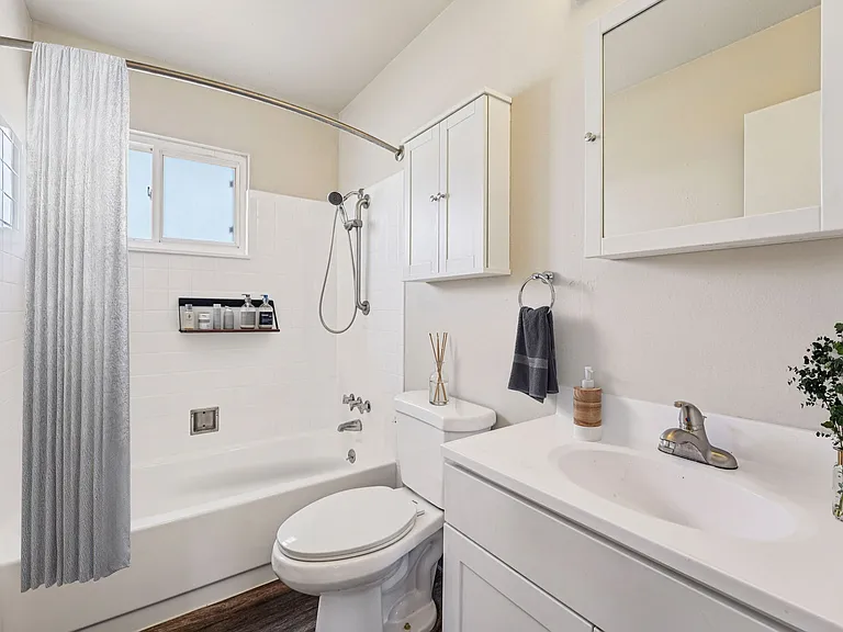 2 Bed, 1.5 Bath