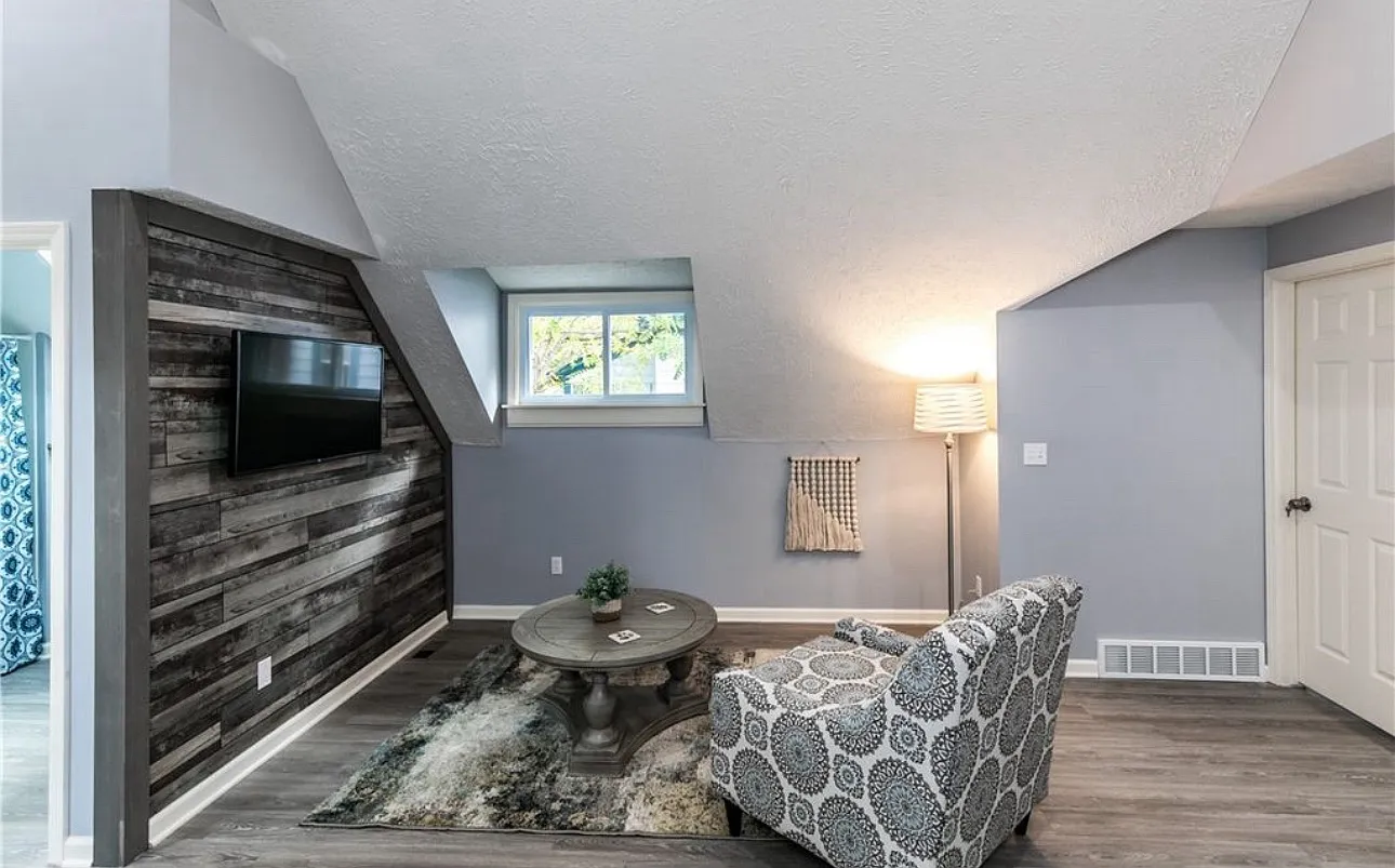1051 Westmoreland Ave — Photo 2