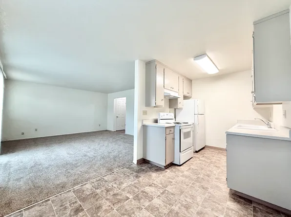 627 Stewart St APT 30, Manteca, CA 95336