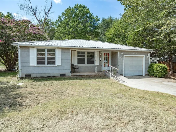 608 Hodge St, Bowie, TX 76230