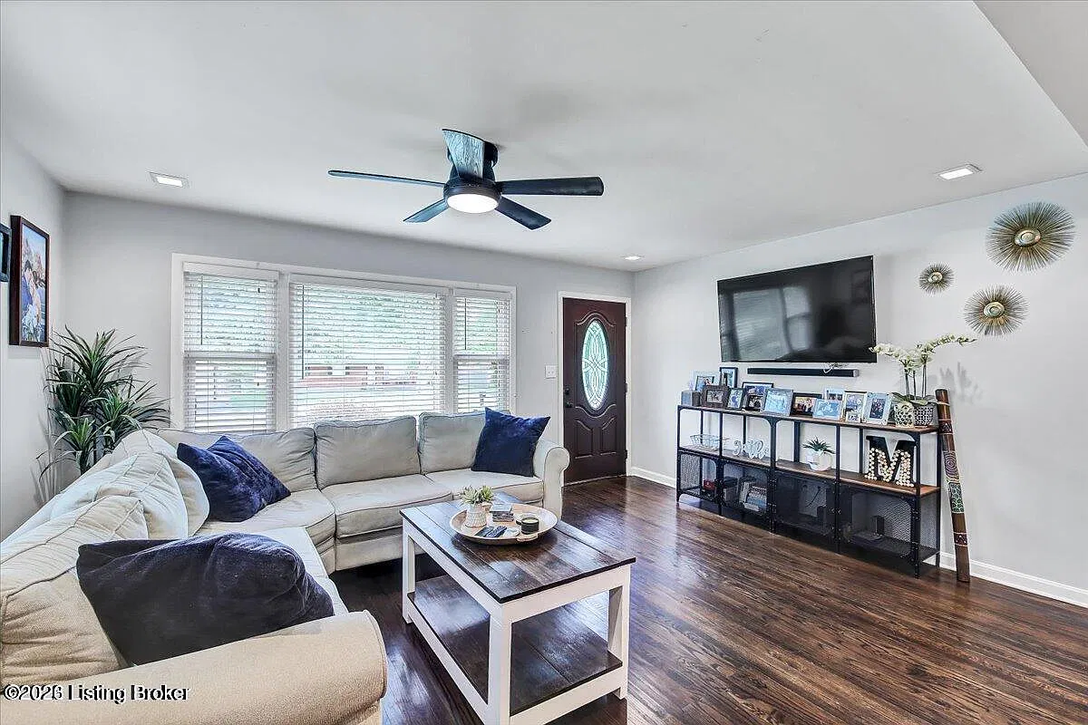 3 bed, 1.0 bath, 1155 sqft, $1,575 — Photo 2