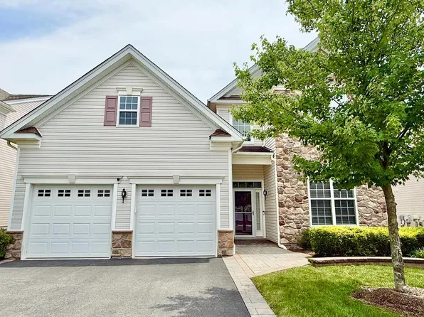38 Inverness Dr, Kendall Park, NJ 08824