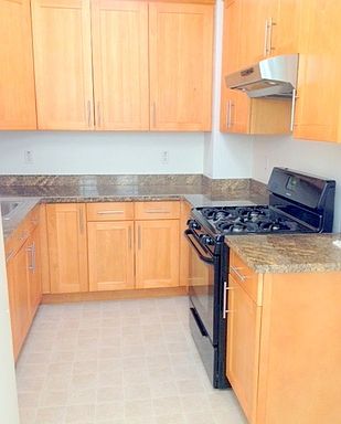 2nd image of 1456 Sacramento St APT 5