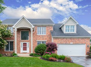694 Chasewood Dr, South Elgin, IL 60177