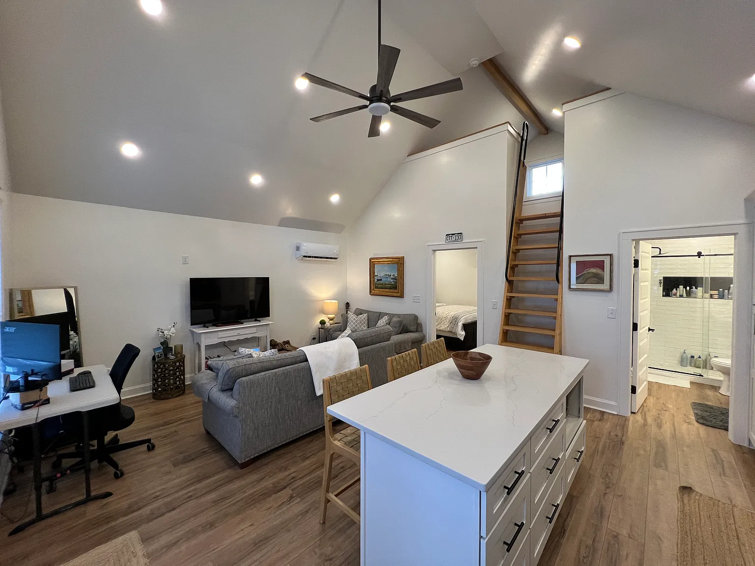 623 W Harrison Rd — Photo 2