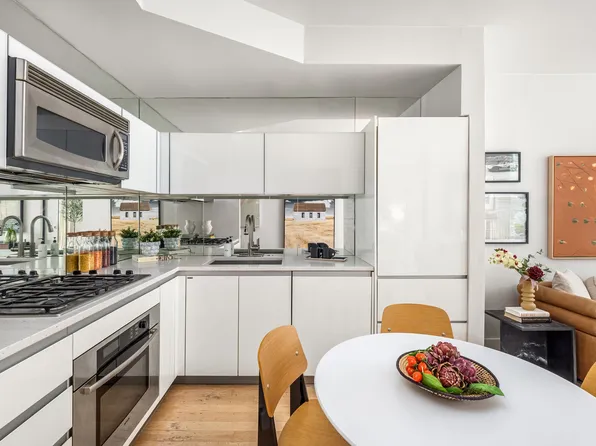 425 East 13th Street image 3 of 16