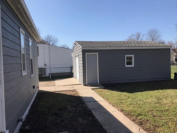 3rd image of 421 Trail Ave