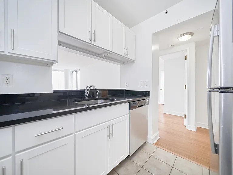 160 Riverside Blvd #16P — Photo 9