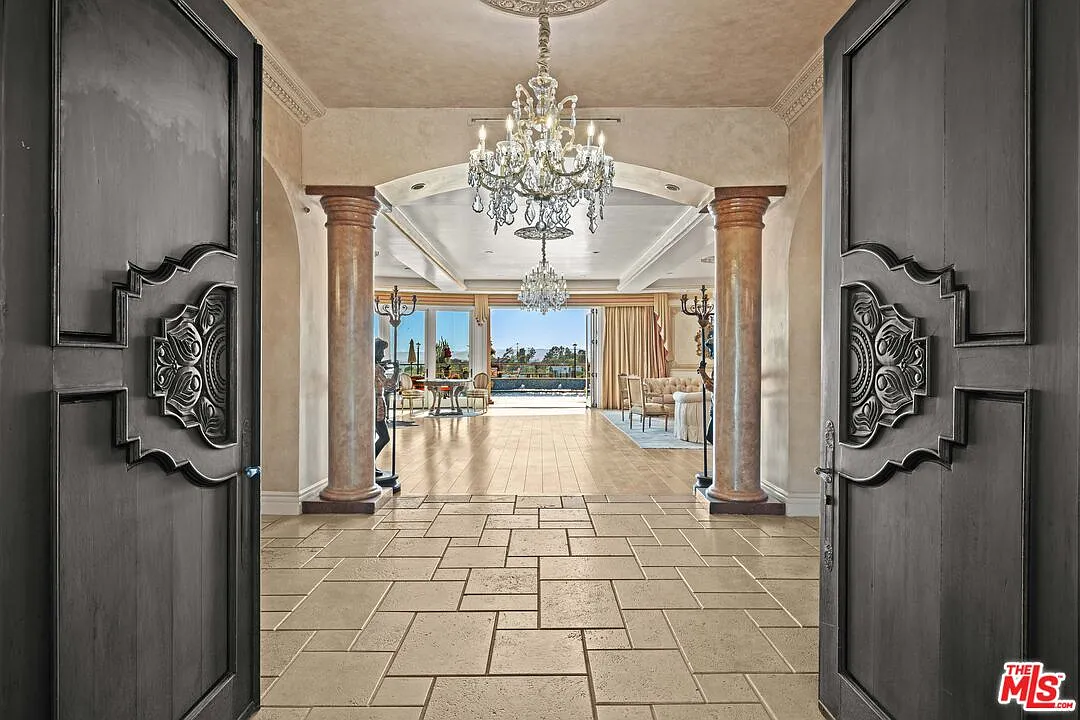5 bed, 5.0 bath, 5650 sqft, $31,500 — Photo 4