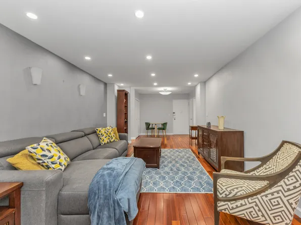 220 East 54th Street image 2 of 18