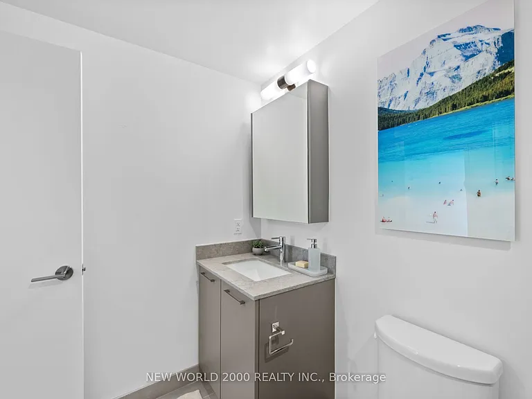 101 Roehampton Ave #411 — Photo 8