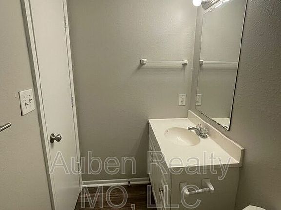 3rd image of 409 NE Westwind Dr APT B