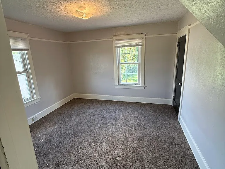 441 Knox St — Photo 4