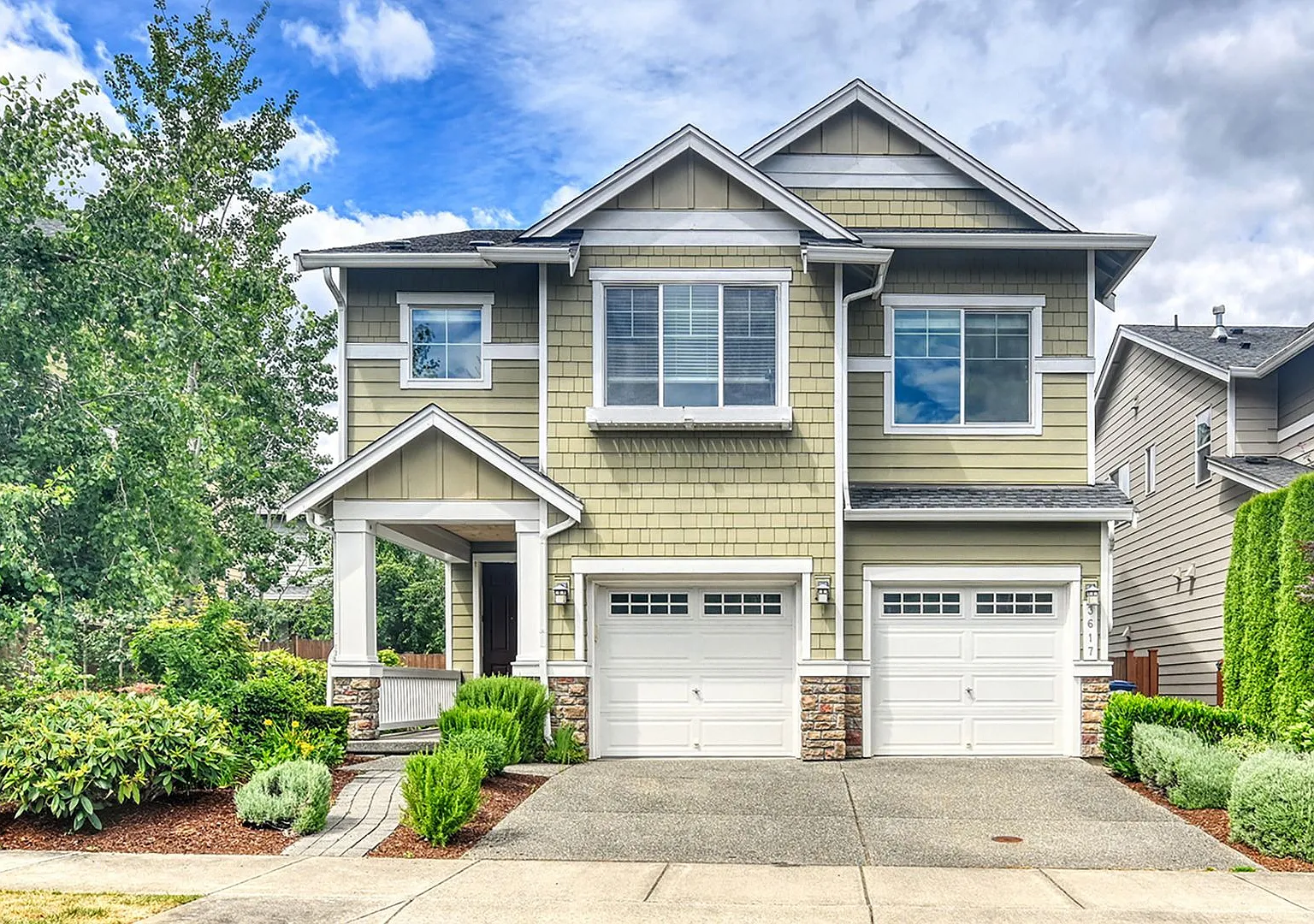 Spacious 4-Bed Home in the Northshore School District — Photo 3