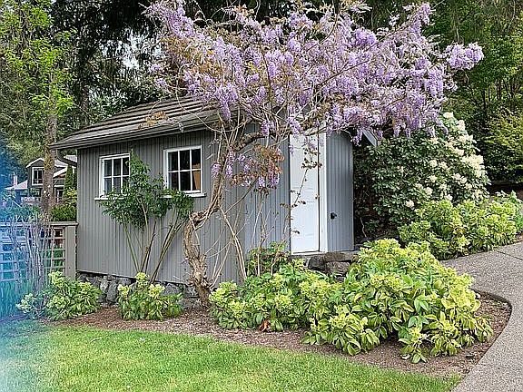 3rd image of 2029 E Beaver Lake Dr SE