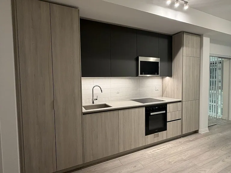 400 King St W #1111 — Photo 2