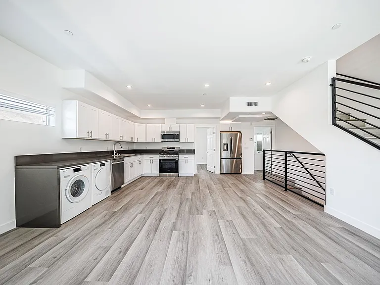 3015 Alsace Ave — Photo 74