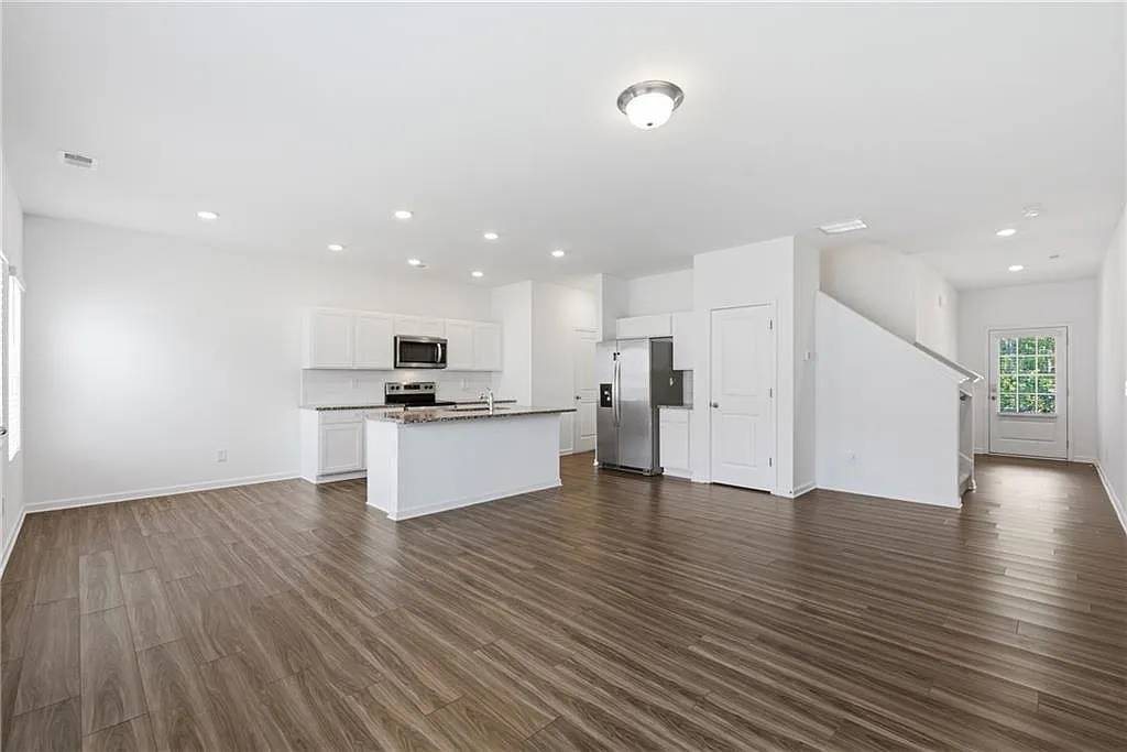 3 bed, 2.5 bath, 1736 sqft, $2,300 — Photo 4
