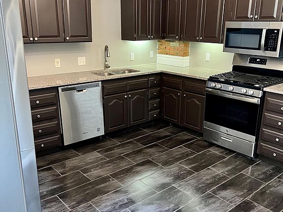stainless steel appliances & granite counter tops