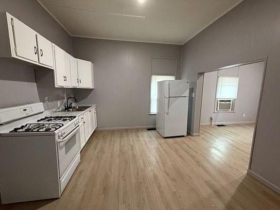 5th image of 1635 Maple St
