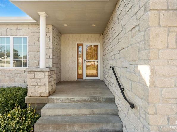 311 Simmer Dr, Wamego, KS 66547