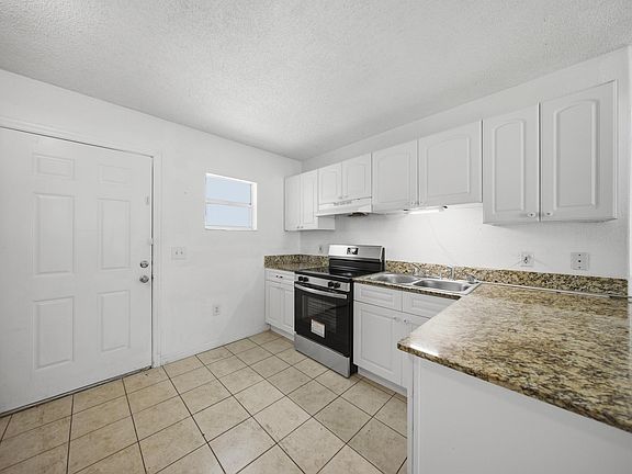 4th image of 421 NE 26th Ct