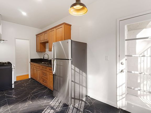 3rd image of 512 N Sycamore Ave APT 5