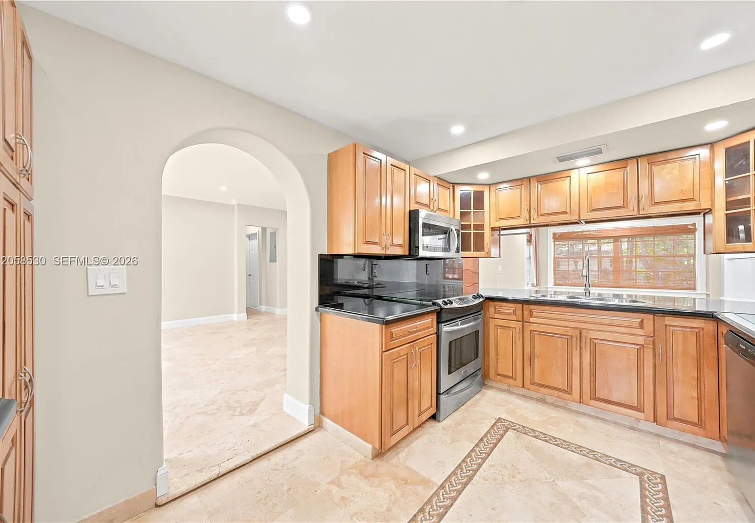 3 bed, 1442 sqft, $5,850 — Photo 3