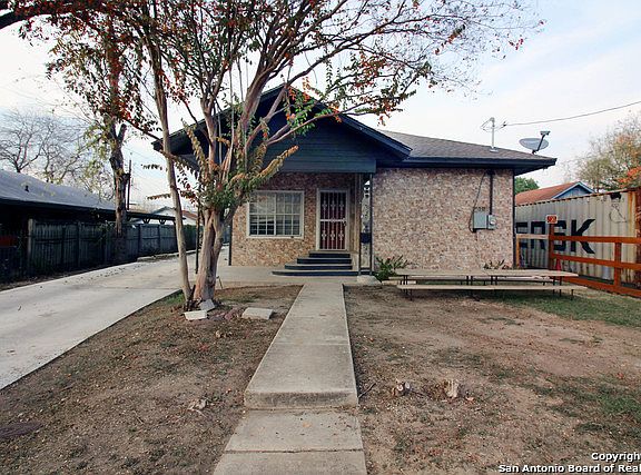 2nd image of 211 E Dullnig Ct