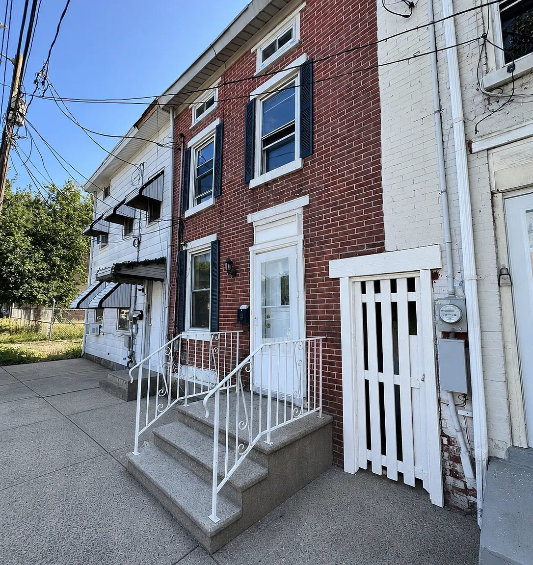4 bed, 1.5 bath, 1800 sqft, $2,600 — Photo 1