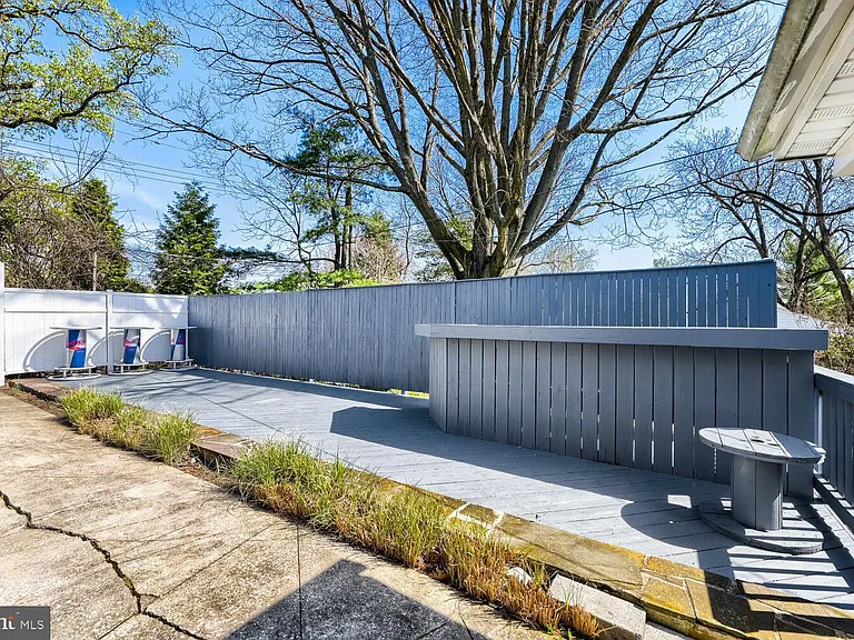 114 E Seminary Ave — Photo 20