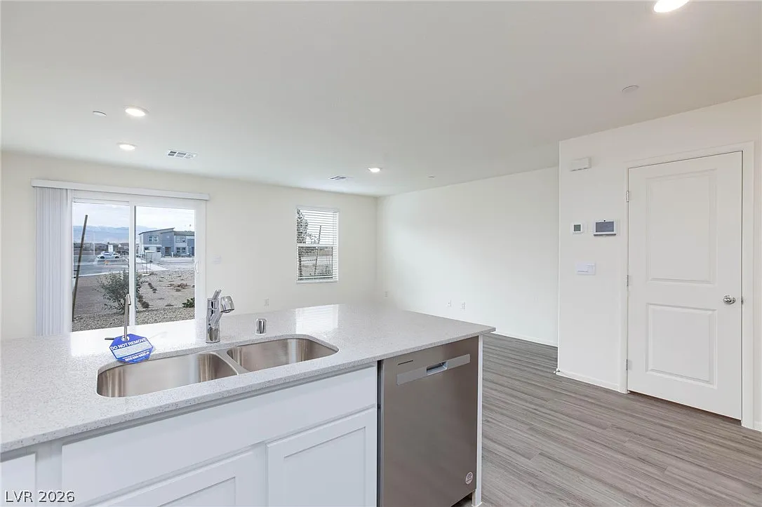 3 bed, 2.5 bath, 1328 sqft, $2,300 — Photo 1