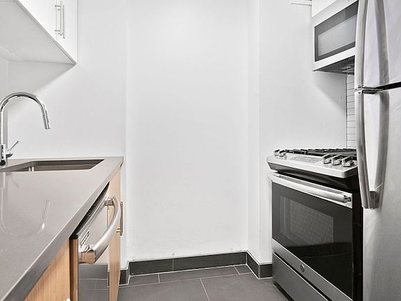 4th image of 200 E 87th St APT 17D